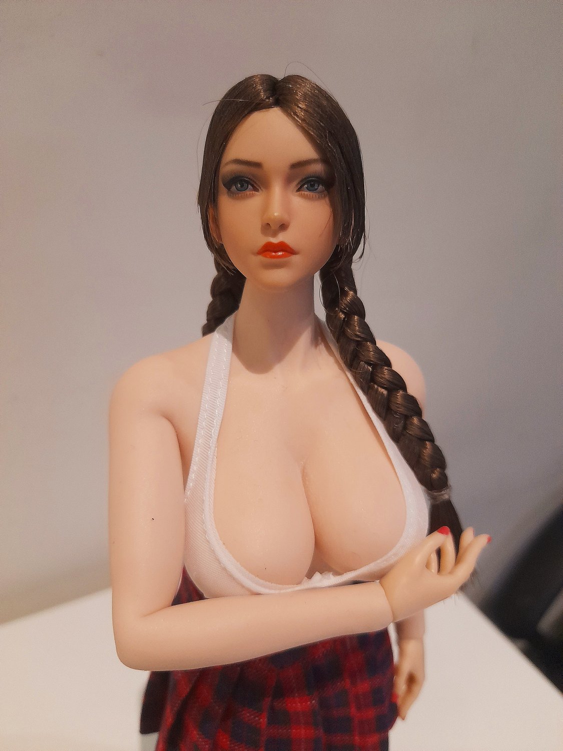Synthia - Red Skirt Gallery (doll) #80SRwhPa
