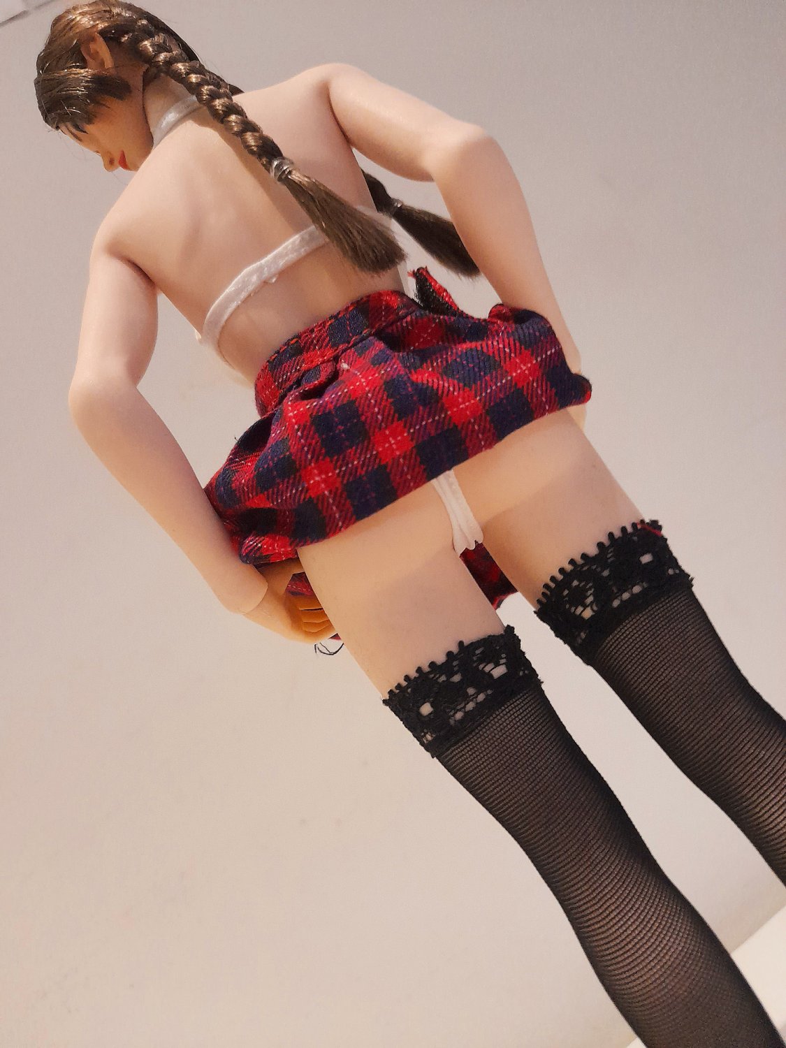 Synthia - Red Skirt Gallery (doll) #R9M9k1sx