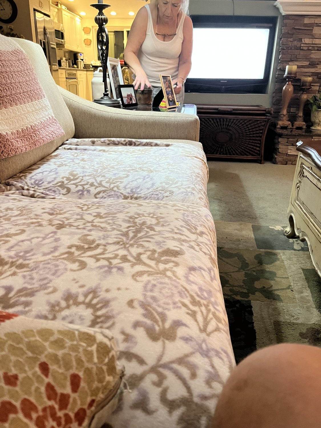 Spying on my aunt #fqDWQ2iK